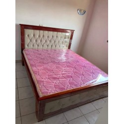 Lit en bois avec finition matelassée