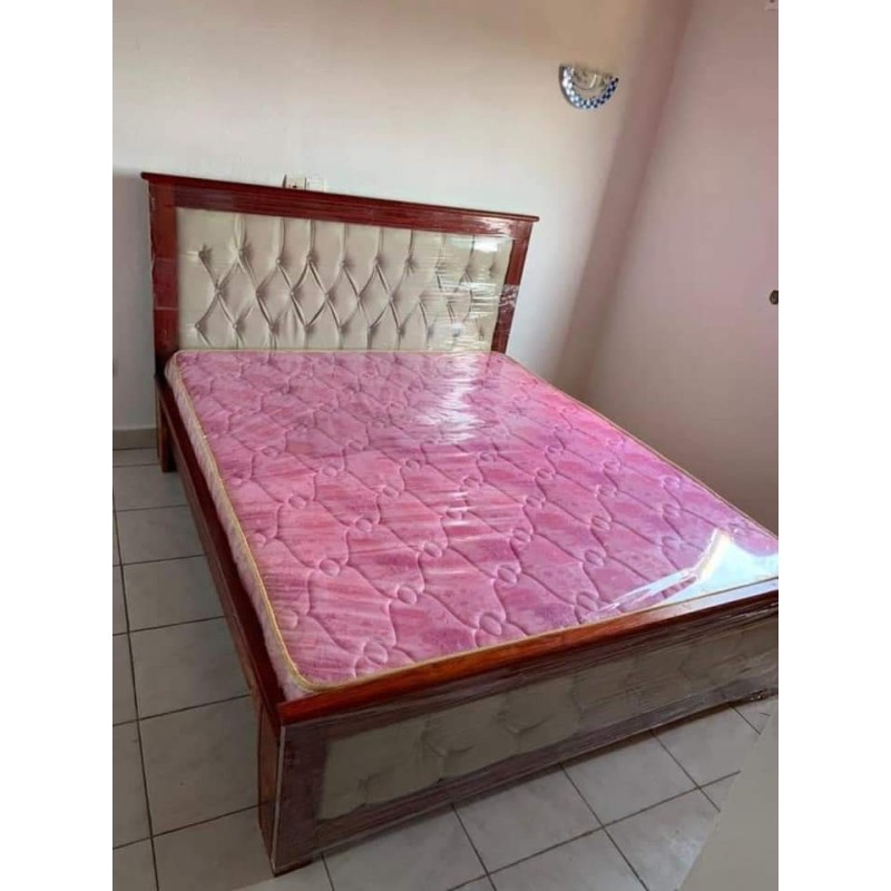 Lit en bois avec finition matelassée Lit en bois avec finition matelassée